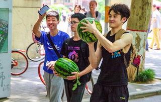 吃瓜白天在学校,揭秘吃瓜群众的日常校园生活